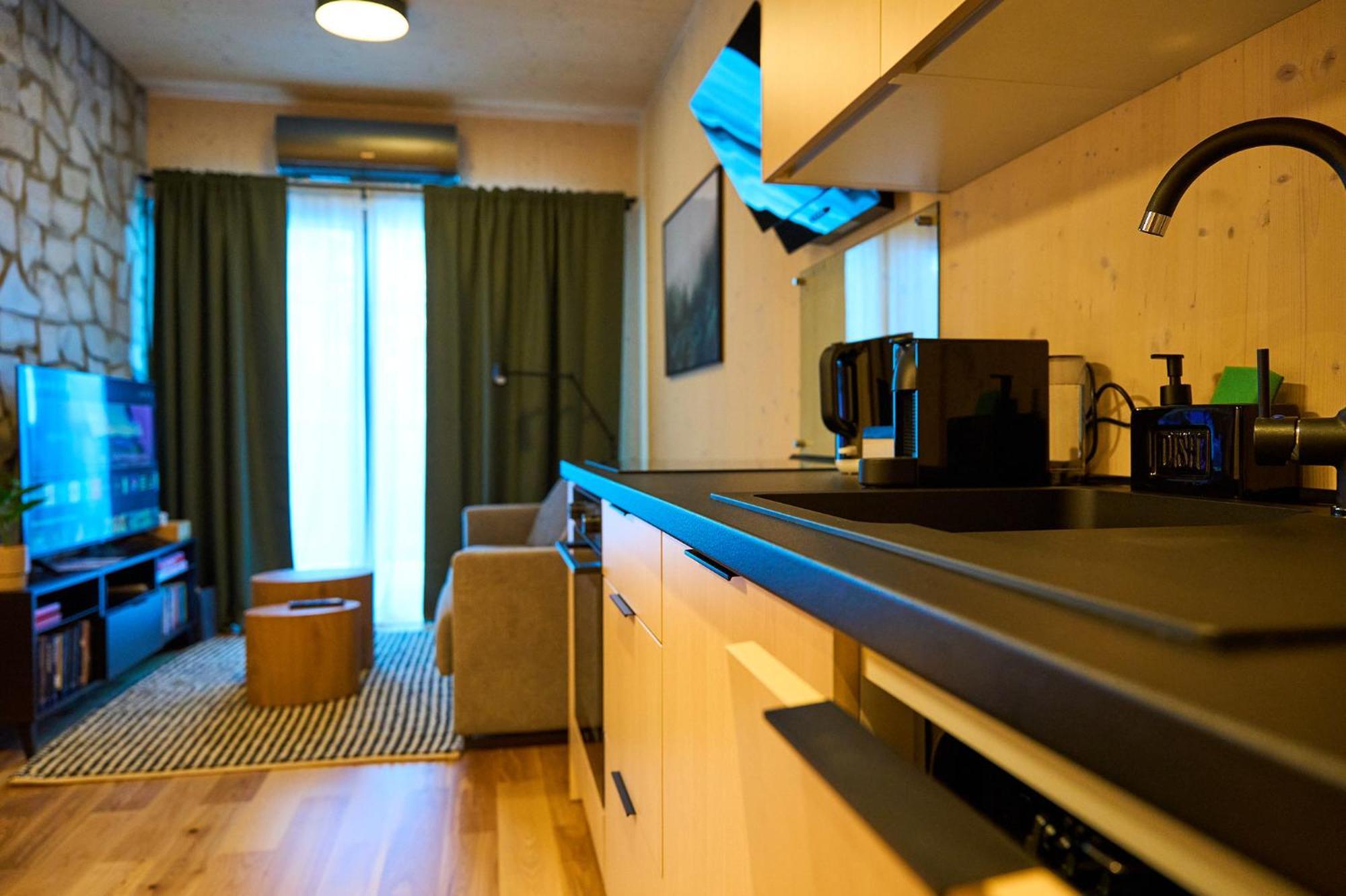1-Bedroom Apartment Adam With Free Parking เดมานอฟสกา โดลินา ภายนอก รูปภาพ